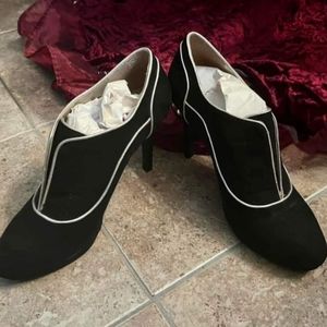 9 & Co Black Suede Boots w/Gold Piping 4" High Heels Women's Sz 8 without Box